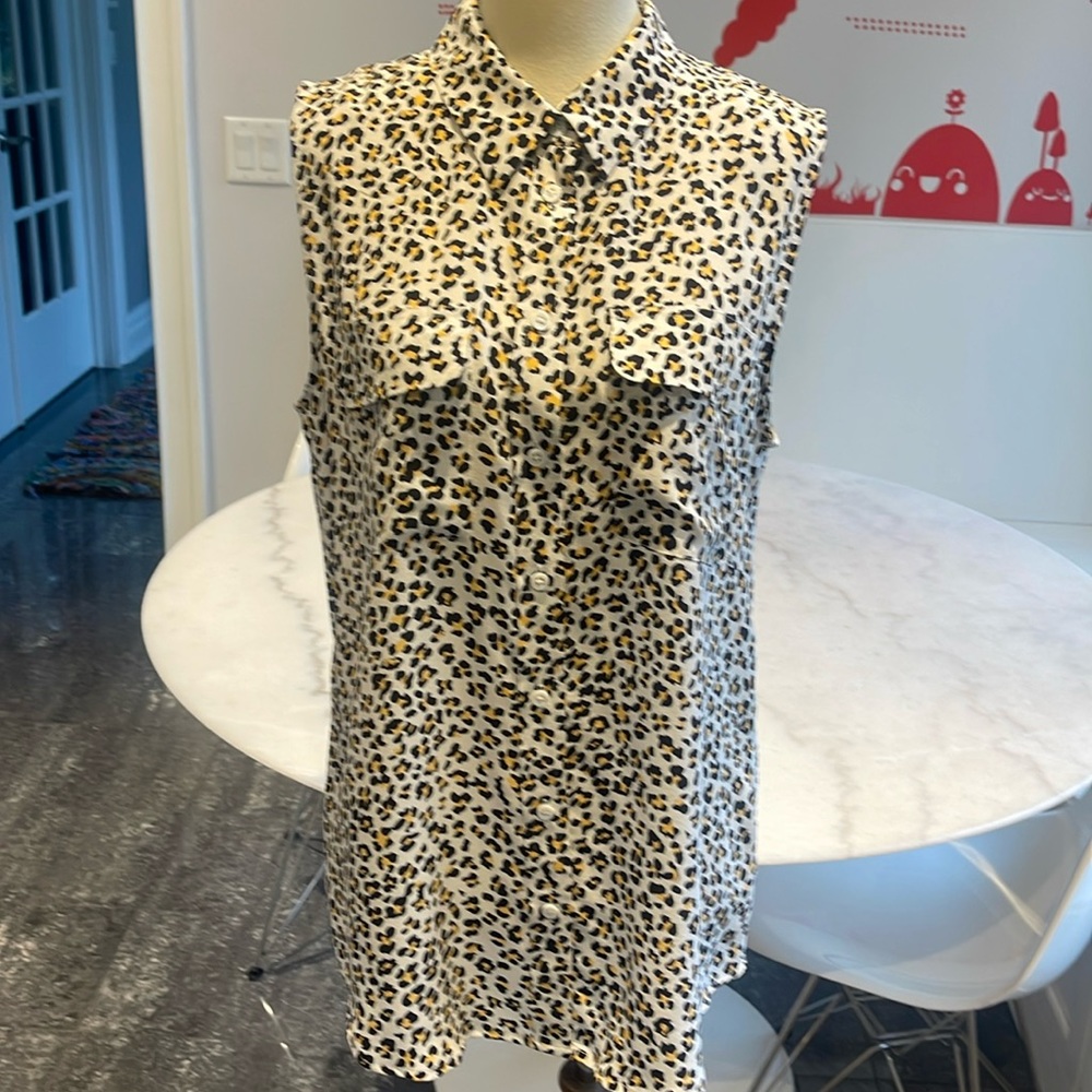 NWOT EQUIPMENT FEMME SILK BUTTON DOWN SLEEVELESS TOP. M